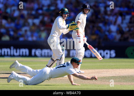 Joe l'Angleterre regarde racine il bords de la balle vers l'glisse lors de la troisième journée du troisième test-match cendres à Headingley, Leeds. Banque D'Images