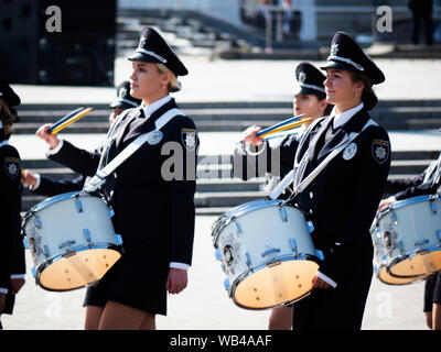 Les femmes de l'orchestre de tambours de la Police nationale de l'Ukraine. La Procession de dignité humaine consacrée à la 28e anniversaire de l'indépendance de l'Ukraine s'est tenue à Kiev. Le président Vladimir Zelensky, la direction de l'état, militaire, de l'APU, bénévoles, athlètes ukrainiens de premier plan et ainsi de suite y ont pris part Banque D'Images