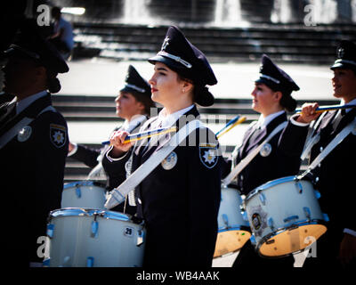 Les femmes de l'orchestre de tambours de la Police nationale de l'Ukraine. La Procession de dignité humaine consacrée à la 28e anniversaire de l'indépendance de l'Ukraine s'est tenue à Kiev. Le président Vladimir Zelensky, la direction de l'état, militaire, de l'APU, bénévoles, athlètes ukrainiens de premier plan et ainsi de suite y ont pris part Banque D'Images