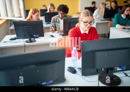 Les jeunes étudiants diversifié dans un examen dans une salle de classe du collège moderne sur Banque D'Images