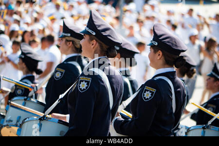 Les femmes de l'orchestre de tambours de la Police nationale de l'Ukraine. La Procession de dignité humaine consacrée à la 28e anniversaire de l'indépendance de l'Ukraine s'est tenue à Kiev. Le président Vladimir Zelensky, la direction de l'état, militaire, de l'APU, bénévoles, athlètes ukrainiens de premier plan et ainsi de suite y ont pris part Banque D'Images