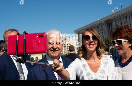 Une femme prend un avec la première selfies Président de Lukraine Leonid Kravtchouk. La Procession de dignité humaine consacrée à la 28e anniversaire de l'indépendance de l'Ukraine s'est tenue à Kiev. Le président Vladimir Zelensky, la direction de l'état, militaire, de l'APU, bénévoles, athlètes ukrainiens de premier plan et ainsi de suite y ont pris part Banque D'Images