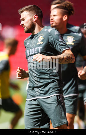 Stoke On Trent, Royaume-Uni. Août 24, 2019. Leeds United defender Stuart Dallas (15) au cours de l'EFL Sky Bet Championship match entre Stoke City et Leeds United au stade de Bet365, Stoke-on-Trent, Angleterre le 24 août 2019. Photo par Jurek Biegus. Usage éditorial uniquement, licence requise pour un usage commercial. Aucune utilisation de pari, de jeux ou d'un seul club/ligue/dvd publications. Credit : UK Sports Photos Ltd/Alamy Live News Banque D'Images