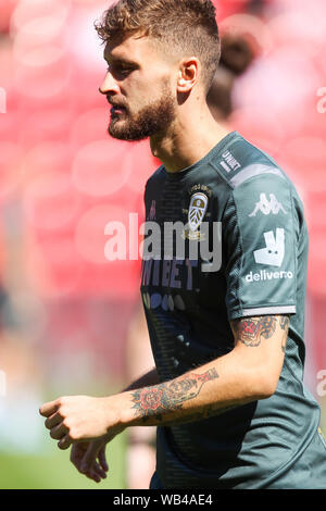 Stoke On Trent, Royaume-Uni. Août 24, 2019. Le milieu de terrain de Leeds United Mateusz Klich (43) au cours de l'EFL Sky Bet Championship match entre Stoke City et Leeds United au stade de Bet365, Stoke-on-Trent, Angleterre le 24 août 2019. Photo par Jurek Biegus. Usage éditorial uniquement, licence requise pour un usage commercial. Aucune utilisation de pari, de jeux ou d'un seul club/ligue/dvd publications. Credit : UK Sports Photos Ltd/Alamy Live News Banque D'Images