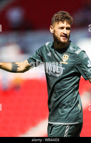 Stoke On Trent, Royaume-Uni. Août 24, 2019. Le milieu de terrain de Leeds United Mateusz Klich (43) au cours de l'EFL Sky Bet Championship match entre Stoke City et Leeds United au stade de Bet365, Stoke-on-Trent, Angleterre le 24 août 2019. Photo par Jurek Biegus. Usage éditorial uniquement, licence requise pour un usage commercial. Aucune utilisation de pari, de jeux ou d'un seul club/ligue/dvd publications. Credit : UK Sports Photos Ltd/Alamy Live News Banque D'Images