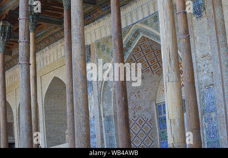 Ornée des colonnes en bois et plafond de la mosquée Bolo Haouz à Boukhara, Ouzbékistan Banque D'Images