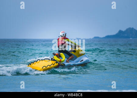 Jetski sauveteurs RNLI Sauvetage Sennen Cove Plage Été 2019 Banque D'Images