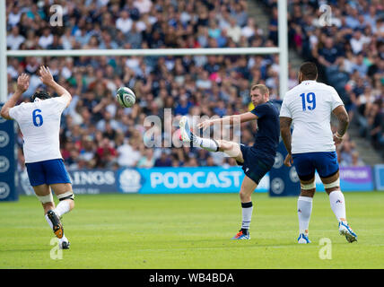 Finn Russell, en Écosse, donne la balle alors qu'il est défié par Arthur Iturria, en France, et par Romain Taofifenou, lors du match international amical de BT Murrayfield, à Édimbourg. Banque D'Images