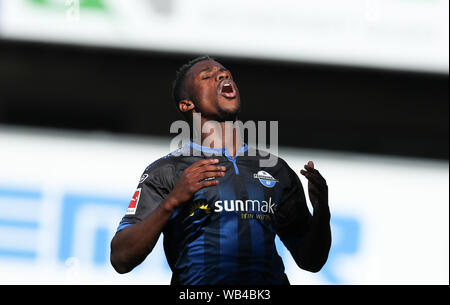 Paderborn, Allemagne. Août 24, 2019. Soccer : Bundesliga, SC Paderborn 07 - SC Freiburg, 2e journée dans l'Arène de Benteler. Paderborn's Christopher Antwi-Adjej est agacé sur une occasion manquée. Credit : Friso Gentsch/DPA - NOTE IMPORTANTE : en conformité avec les exigences de la DFL Deutsche Fußball Liga ou la DFB Deutscher Fußball-Bund, il est interdit d'utiliser ou avoir utilisé des photographies prises dans le stade et/ou la correspondance dans la séquence sous forme d'images et/ou vidéo-comme des séquences de photos./dpa/Alamy Live News Banque D'Images