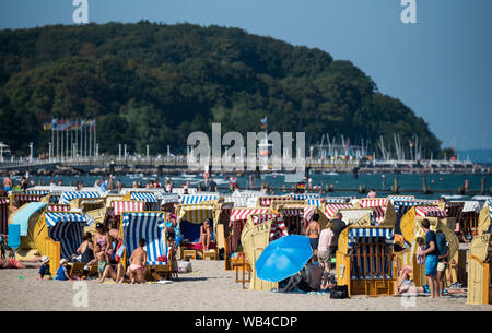 Lübeck, Allemagne. 24 août 2019, le Schleswig-Holstein, Lübeck : De nombreuses personnes profiter du beau temps dans les chaises de plage sur la plage de la mer Baltique. Photo : Daniel Bockwoldt/dpa dpa : Crédit photo alliance/Alamy Live News Banque D'Images