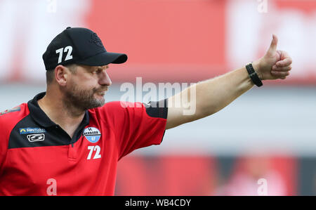 Paderborn, Allemagne. Août 24, 2019. Soccer : Bundesliga, SC Paderborn 07 - SC Freiburg, 2e journée dans l'Arène de Benteler. L'entraîneur de Paderborn Steffen Baumgart montre un pouce OK au bord du champ. Credit : Friso Gentsch/DPA - NOTE IMPORTANTE : en conformité avec les exigences de la DFL Deutsche Fußball Liga ou la DFB Deutscher Fußball-Bund, il est interdit d'utiliser ou avoir utilisé des photographies prises dans le stade et/ou la correspondance dans la séquence sous forme d'images et/ou vidéo-comme des séquences de photos./dpa/Alamy Live News Banque D'Images