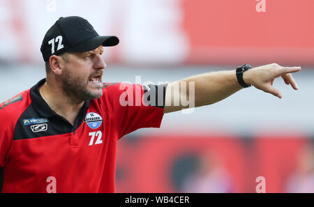 Paderborn, Allemagne. Août 24, 2019. Soccer : Bundesliga, SC Paderborn 07 - SC Freiburg, 2e journée dans l'Arène de Benteler. L'entraîneur de Paderborn Steffen Baumgart points son doigt au bord du champ. Credit : Friso Gentsch/DPA - NOTE IMPORTANTE : en conformité avec les exigences de la DFL Deutsche Fußball Liga ou la DFB Deutscher Fußball-Bund, il est interdit d'utiliser ou avoir utilisé des photographies prises dans le stade et/ou la correspondance dans la séquence sous forme d'images et/ou vidéo-comme des séquences de photos./dpa/Alamy Live News Banque D'Images