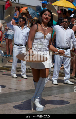 Bande d'un groupe de danse de Morenada effectuer au cours d'une parade de rue à l'assemblée annuelle Carnaval andin à Arica, Chili Banque D'Images