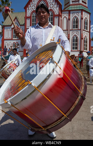 Bande d'un groupe de danse de Morenada effectuer au cours d'une parade de rue à l'assemblée annuelle Carnaval andin à Arica, Chili Banque D'Images