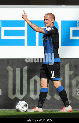 Paderborn, Allemagne. Août 24, 2019. Soccer : Bundesliga, SC Paderborn 07 - SC Freiburg, 2e journée dans l'Arène de Benteler. Paderborn est Sven Michel points son doigt. Credit : Friso Gentsch/DPA - NOTE IMPORTANTE : en conformité avec les exigences de la DFL Deutsche Fußball Liga ou la DFB Deutscher Fußball-Bund, il est interdit d'utiliser ou avoir utilisé des photographies prises dans le stade et/ou la correspondance dans la séquence sous forme d'images et/ou vidéo-comme des séquences de photos./dpa/Alamy Live News Banque D'Images