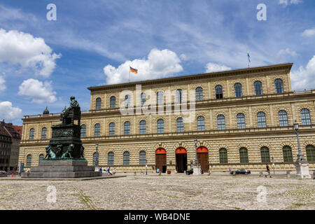 Le Königsbau, Residenz (résidence), l'ancien palais royal des rois de Bavière, les Wittelsbach Max-Joseph-Platz, Munich, Allemagne. Banque D'Images