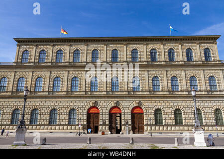 Le Königsbau, Residenz (résidence), l'ancien palais royal des rois de Bavière, les Wittelsbach Max-Joseph-Platz, Munich, Allemagne. Banque D'Images