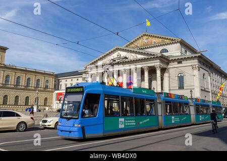 Un tramway électrique MVG passant par Max-Joseph-Platz et en face de l'Opéra de Bavière (Bayerische Staatsoper), Munich, Bavière, Allemagne. Banque D'Images