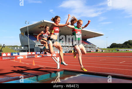 Rosie Clarke (à gauche) sur son chemin pour gagner la course de la femme au cours de la première journée de l'Athlétisme britannique Muller à Alexander Stadium, Birmingham. Banque D'Images