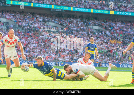 Londres, Royaume-Uni. 24 août 2019. St Helens v Warrington Wolves Coral Challenge Cup 2019 finale au stade de Wembley - Warrington Wolves Daryl Clark marque le troisième essai Crédit : John Hopkins/Alamy Live News Banque D'Images