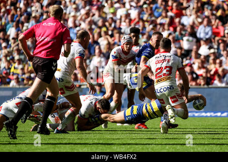 Londres, Royaume-Uni. Août 24, 2019. DARYL CLARK de Warrington Wolves les notes pour le rendre 4-16 au cours de la Ladbrokes Challenge Cup match final entre St Helens et Warrington Wolves au stade de Wembley, Londres, Angleterre le 24 août 2019. Photo de Ken d'Étincelles. Usage éditorial uniquement, licence requise pour un usage commercial. Aucune utilisation de pari, de jeux ou d'un seul club/ligue/dvd publications. Credit : UK Sports Photos Ltd/Alamy Live News Banque D'Images