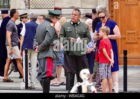 Les gens, reconstitution en costume, marquant la célébration du 75e anniversaire de la libération de Paris le 25 août 1944. Place Louis Lépine, 4ème arrondissement, Paris, France. Les officiers de l'armée allemande, peut-être ou d'infanterie légère d'infanterie blindée. Banque D'Images