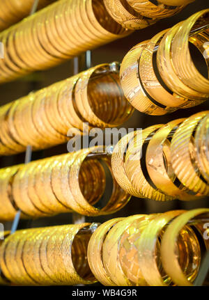Rangées de bracelets en or comme arrière-plan dans un magasin de bijoux sur le Grand Bazar. Istanbul, Turquie Banque D'Images
