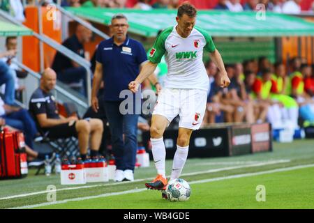 Augsburg, Allemagne 24. Août 2019 : 1. BL. - 19/20 - FC Augsburg vs Union Berlin Stephan Lichtsteiner (FC Augsburg) action. Seule image .avec ball // DFL règlement interdit toute utilisation des photographies comme des séquences d'images et/ou quasi-vidéo. // Dans le monde d'utilisation | Banque D'Images