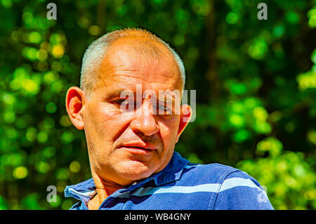 Portrait d'une aux cheveux gris homme d'âge moyen. Les expressions du visage. Grimace. L'âge à maturité d'une personne. Banque D'Images