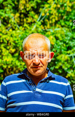 Portrait d'une aux cheveux gris homme d'âge moyen. Les expressions du visage. Grimace. L'âge à maturité d'une personne. Banque D'Images