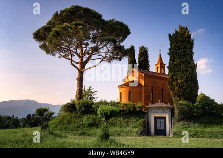 L'église rouge de Pomelasca situé dans la campagne lombarde, Arosio, province de Côme, Brianza, Italie, Europe Banque D'Images