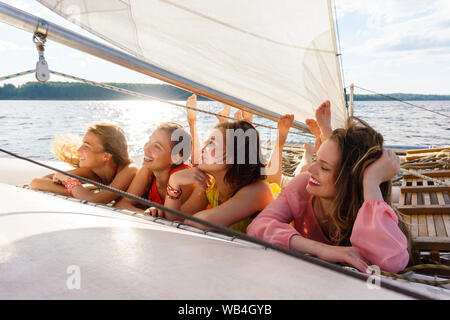 Quatre jeunes femmes se détendre sur un yacht à voile Banque D'Images