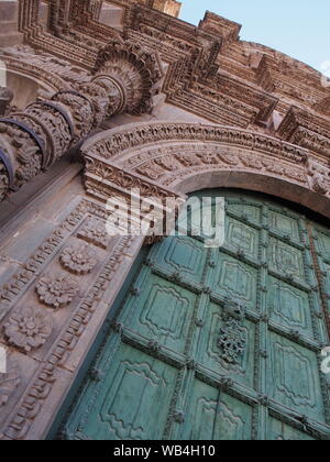 Porte en bois de la façade de la cathédrale de Puno. La basilique en pierre de façade de style Baroque, sur les rives du lac Titicaca, date du xviiie siècle. Banque D'Images