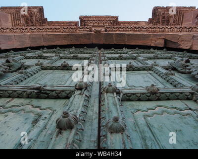 Porte en bois de la façade de la cathédrale de Puno. La basilique en pierre de façade de style Baroque, sur les rives du lac Titicaca, date du xviiie siècle. Banque D'Images