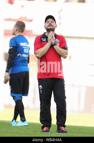 Paderborn, Allemagne. Août 24, 2019. Soccer : Bundesliga, SC Paderborn 07 - SC Freiburg, 2e journée dans l'Arène de Benteler. Coach Steffen Baumgart de Paderborn est déçu à la fin de la partie. Credit : Friso Gentsch/DPA - NOTE IMPORTANTE : en conformité avec les exigences de la DFL Deutsche Fußball Liga ou la DFB Deutscher Fußball-Bund, il est interdit d'utiliser ou avoir utilisé des photographies prises dans le stade et/ou la correspondance dans la séquence sous forme d'images et/ou vidéo-comme des séquences de photos./dpa/Alamy Live News Banque D'Images