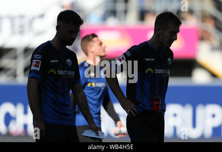 Paderborn, Allemagne. Août 24, 2019. Soccer : Bundesliga, SC Paderborn 07 - SC Freiburg, 2e journée dans l'Arène de Benteler. Gerrit Holtmann (l-r) et Uwe Hünemeier de Paderborn sont déçus à la fin de la partie. Credit : Friso Gentsch/DPA - NOTE IMPORTANTE : en conformité avec les exigences de la DFL Deutsche Fußball Liga ou la DFB Deutscher Fußball-Bund, il est interdit d'utiliser ou avoir utilisé des photographies prises dans le stade et/ou la correspondance dans la séquence sous forme d'images et/ou vidéo-comme des séquences de photos./dpa/Alamy Live News Banque D'Images