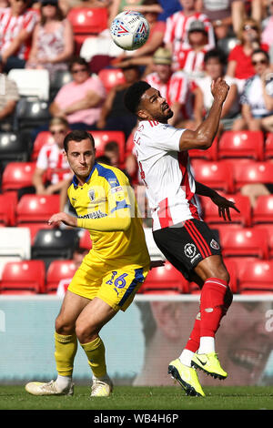 Sunderland, Royaume-Uni. Août 24, 2019.La Jordanie de Sunderland Willis est en compétition pour la balle avec l'AFC Wimbledon's Dylan Connolly lors de la Sky Bet League 1 match entre Sunderland et l'AFC Wimbledon au stade de la lumière, Sunderland le samedi 24 août 2019. (Crédit : Steven Hadlow | MI News) usage éditorial uniquement, licence requise pour un usage commercial. Aucune utilisation de pari, de jeux ou d'un seul club/ligue/dvd publications. Photographie peut uniquement être utilisé pour les journaux et/ou magazines des fins éditoriales Crédit : MI News & Sport /Alamy Live News Crédit : MI News & Sport /Alamy Live News Banque D'Images