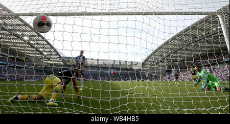 Southampton Nathan Redmond marque son deuxième but du côté du jeu au cours de la Premier League match au stade AMEX, Brighton. Banque D'Images