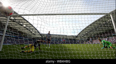 Southampton Nathan Redmond marque son deuxième but du côté du jeu au cours de la Premier League match au stade AMEX, Brighton. Banque D'Images