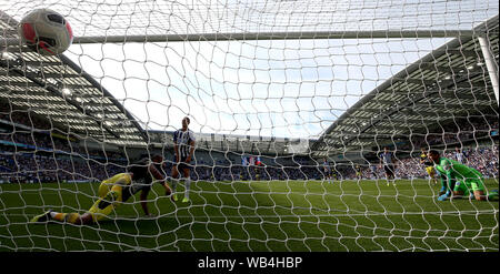 Southampton Nathan Redmond marque son deuxième but du côté du jeu au cours de la Premier League match au stade AMEX, Brighton. Banque D'Images