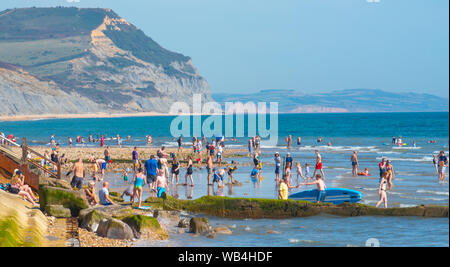 Charmouth, Dorset, UK. Août 24, 2019. Météo France : Le village de Charmouth (Lyme Regis' voisin plus calme) a été occupé que les amateurs de soleil sont venus à la plage pour profiter du soleil chaud sur le week-end férié d'août. Credit : Celia McMahon/Alamy Live News Banque D'Images