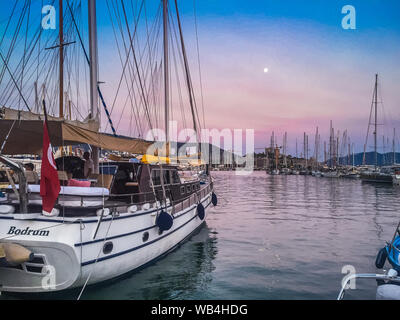 Bodrum beach et offre une vue sur le port en Turquie Banque D'Images