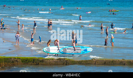 Charmouth, Dorset, UK. Août 24, 2019. Météo France : Le village de Charmouth (Lyme Regis' voisin plus calme) a été occupé que les amateurs de soleil sont venus à la plage pour profiter du soleil chaud sur le week-end férié d'août. Credit : Celia McMahon/Alamy Live News Banque D'Images