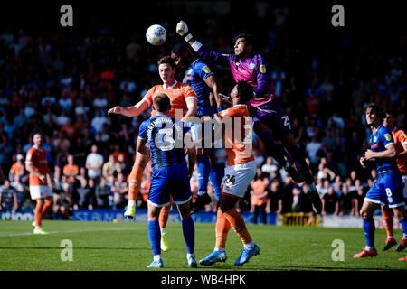 Rochdale, UK. Août 24, 2019. Goalmouth action comme gardien de Rochdale Robert Sánchez efface pendant le match de Ligue 1 pari du ciel entre Blackpool et Rochdale Spotland Rochdale au stade, le samedi 24 août 2019. (Crédit : Andy Whitehead | MI News) usage éditorial uniquement, licence requise pour un usage commercial. Aucune utilisation de pari, de jeux ou d'un seul club/ligue/dvd publications. Photographie peut uniquement être utilisé pour les journaux et/ou magazines des fins éditoriales Crédit : MI News & Sport /Alamy Live News Banque D'Images