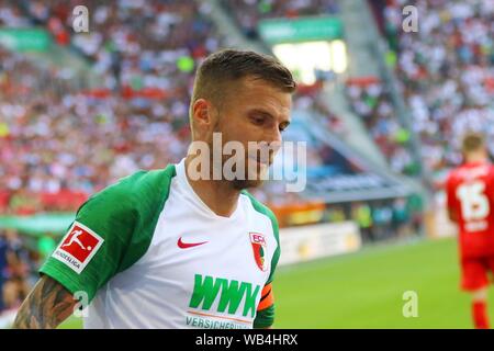 Augsburg, Allemagne 24. Août 2019 : 1. BL. - 19/20 - FC Augsburg vs Union Berlin Daniel Baier (FC Augsburg) action. Seule image. // DFL règlement interdit toute utilisation des photographies comme des séquences d'images et/ou quasi-vidéo. // Dans le monde d'utilisation | Banque D'Images