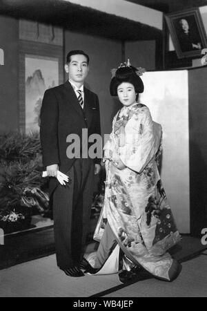 [ 1930 Japon - Japonais mariés ] - Par les années 1920, les coutumes de mariage japonais a subi une grande transformation en raison de l'influence occidentale. C'est visible dans ce beau portrait de mariage où le marié porte un costume de l'Ouest, tandis que l'épouse, c'est vêtu d'un Kimono de mariage décoré magnifiquement. 20e siècle Tirage argentique d'époque. Banque D'Images