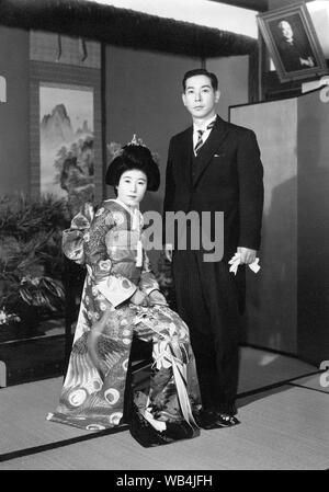 [ 1930 Japon - Japonais mariés ] - Par les années 1920, les coutumes de mariage japonais a subi une grande transformation en raison de l'influence occidentale. C'est visible dans ce beau portrait de mariage où le marié porte un costume de l'Ouest, tandis que l'épouse, c'est vêtu d'un Kimono de mariage décoré magnifiquement. 20e siècle Tirage argentique d'époque. Banque D'Images