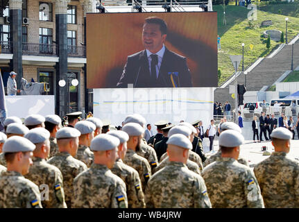 Le président de Lukraine Vladimir Zelensky (sur l'écran) prend la parole lors du 28e anniversaire de l'indépendance à la place de l'Indépendance à Kiev.ukrainiens marquer le 28e anniversaire de l'indépendance de l'Ukraine de l'Union soviétique depuis 1991. Banque D'Images