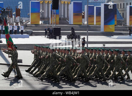 Mars militaires ukrainiens lors de la célébration de la fête de l'indépendance à la place de l'Indépendance à Kiev.ukrainiens marquer le 28e anniversaire de l'indépendance de l'Ukraine de l'Union soviétique depuis 1991. Banque D'Images