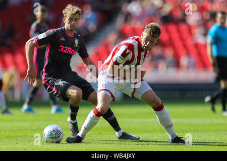 Stoke On Trent, Royaume-Uni. Août 24, 2019. Au cours de l'EFL Sky Bet Championship match entre Stoke City et Leeds United au stade de Bet365, Stoke-on-Trent, Angleterre le 24 août 2019. Photo par Jurek Biegus. Usage éditorial uniquement, licence requise pour un usage commercial. Aucune utilisation de pari, de jeux ou d'un seul club/ligue/dvd publications. Credit : UK Sports Photos Ltd/Alamy Live News Banque D'Images